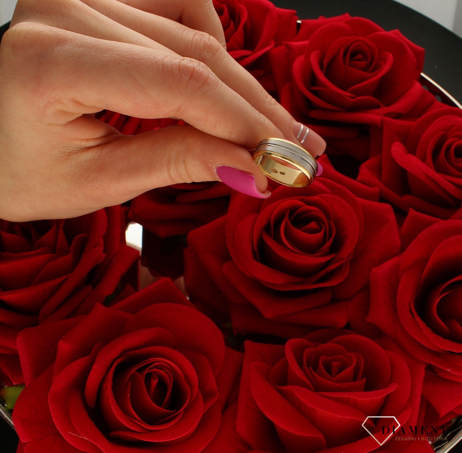 Złota obrączka damska półokrągła - białe i żółte złoto  szerokość 6 mm  rozmiar 14.jpg